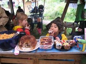 Kinder essen Kuchen